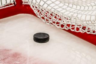 Absurde scener: Fik lov at tæske løs på hinanden midt på isen